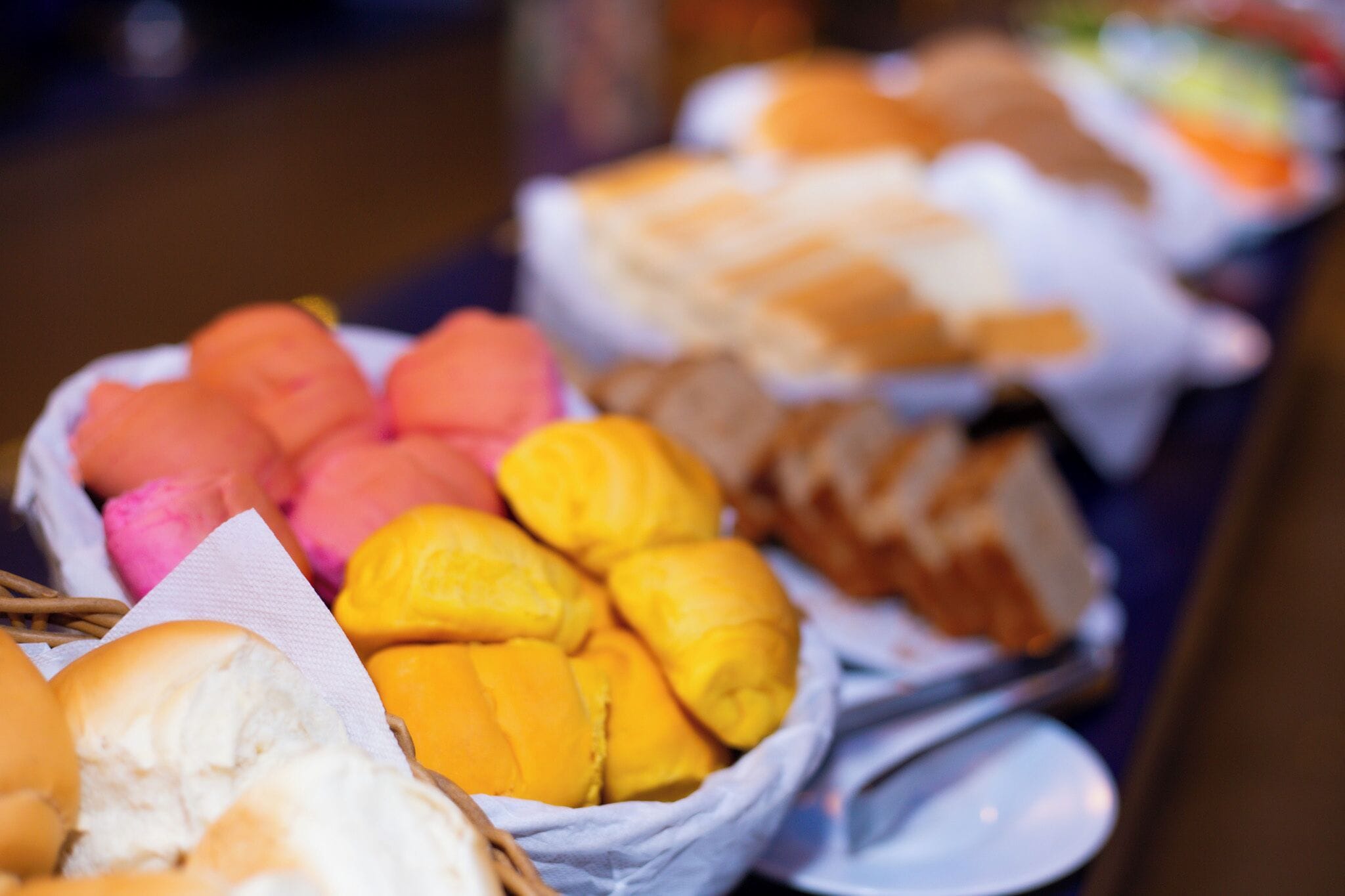 Verschillende gebakjes in manden.