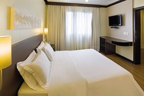 Minibar, Zimmersafe, Schreibtisch, Bügeleisen/Bügelbrett