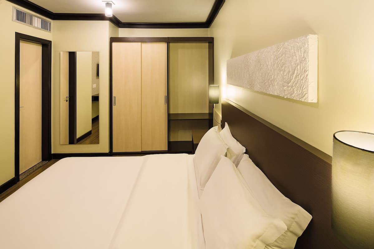 Minibar, caja fuerte, escritorio y tabla de planchar con plancha