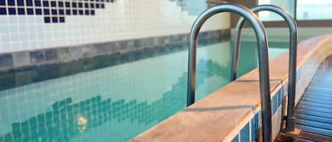 Una piscina cubierta