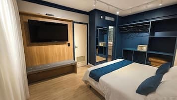 Suite estudio | Minibar, caja fuerte, escritorio y tabla de planchar con plancha