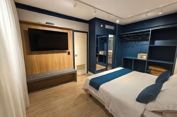 Suite estudio | Minibar, caja de seguridad en la habitación y escritorio 