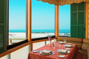 Phục vụ bữa sáng, bữa trưa, bữa tối, món ăn mang phong cách quốc tế 