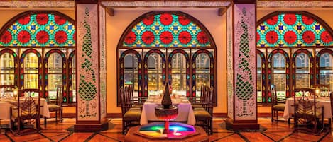 5 restaurants, breakfast, lunch, dinner served; international cuisine