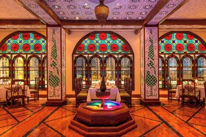 5 restaurants, serveren ontbijt, lunch, diner, internationale gerechten