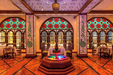 5 restaurantes, se sirven desayunos, comidas y cocina internacional