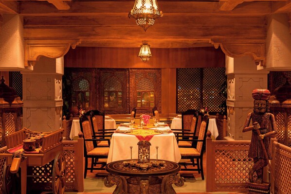 5 restaurants, breakfast, lunch, dinner served; international cuisine