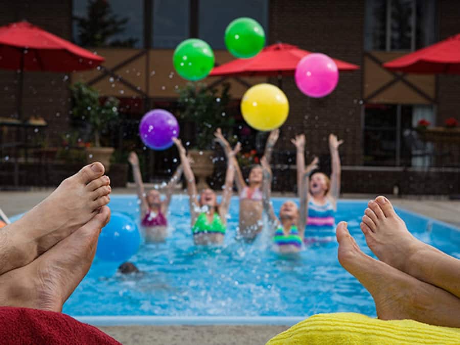 Piscina externa sazonal, piscina aquecida, guarda-sóis, espreguiçadeiras