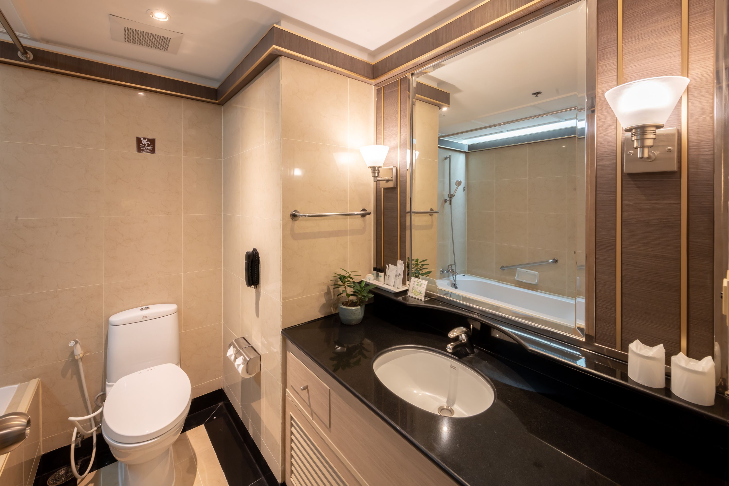 Een moderne badkamer met toilet, wastafel en douche.