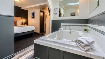 Basecamp Jacuzzi Queen | Living area