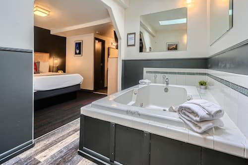 Basecamp Jacuzzi Queen | Living area | 44-inch TV with satellite channels