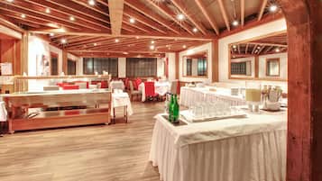 Daily buffet breakfast (CHF 19.50 per person)