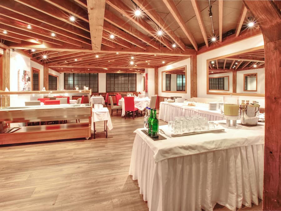 Daily buffet breakfast (CHF 19.50 per person)