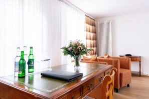 ห้องแฟมิลี่, ระเบียง | บริเวณนั่งเล่น | ทีวีจอแบน