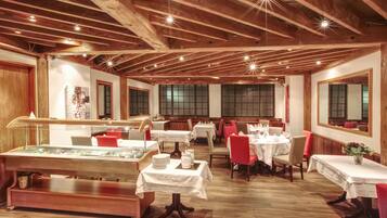 Daily buffet breakfast (CHF 19.50 per person)