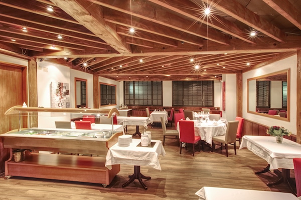 Daily buffet breakfast (CHF 19.50 per person)