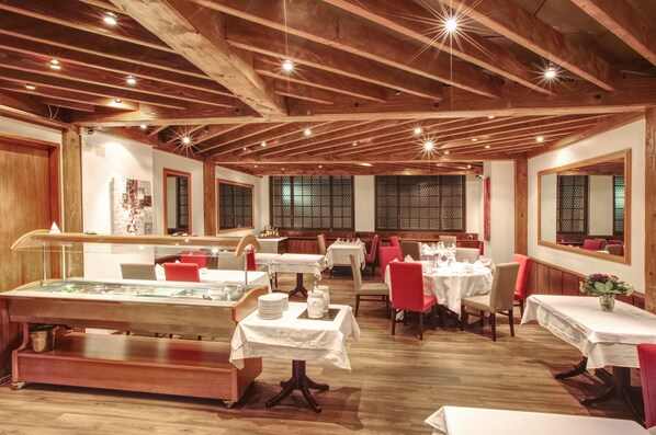 Daily buffet breakfast (CHF 19.50 per person)