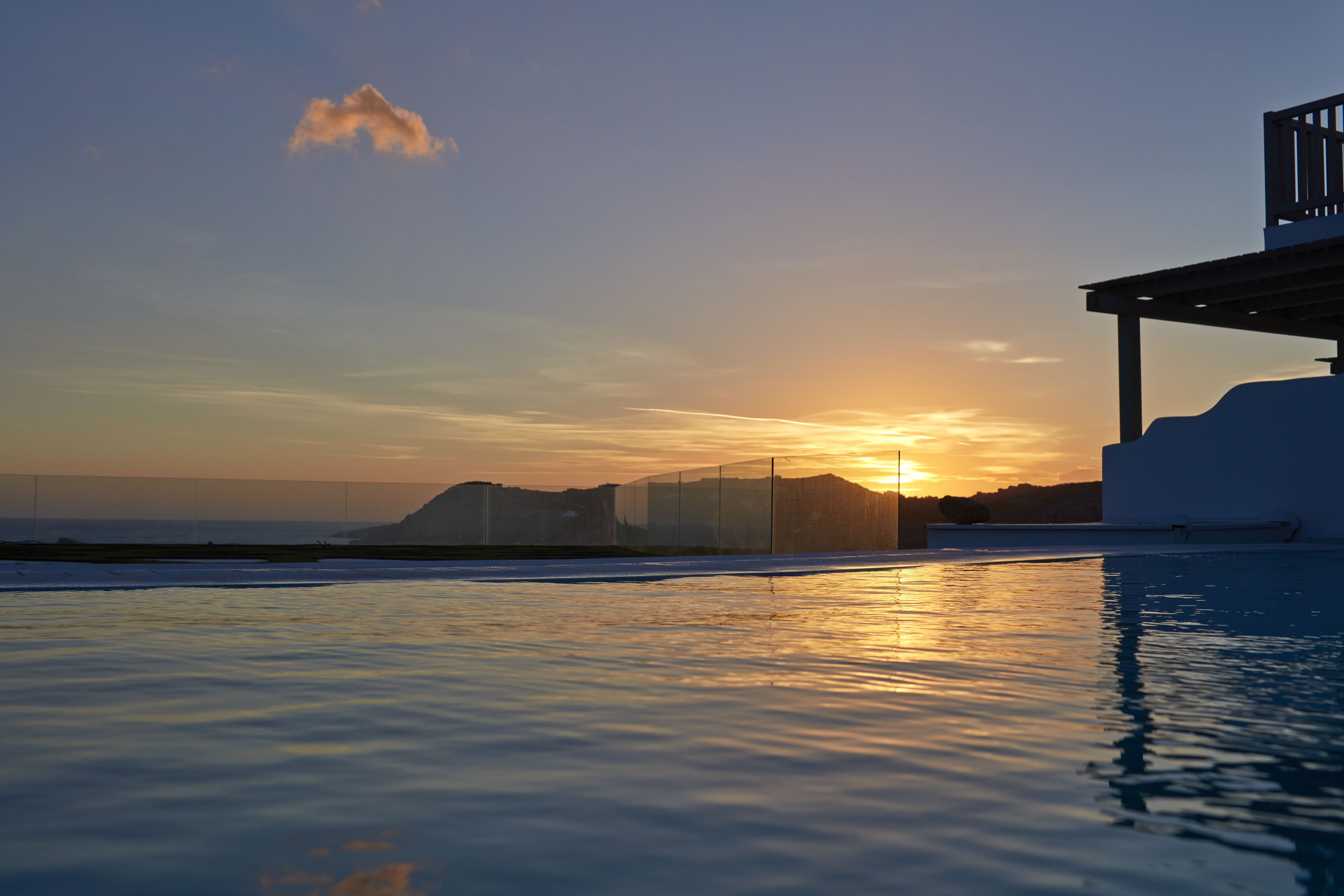Una piscina al aire libre de temporada, sombrillas