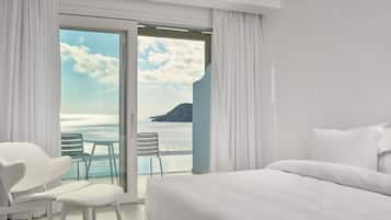 Kaliteli yatak takımı, yastık yüzeyli yatak, minibar, odada kasa