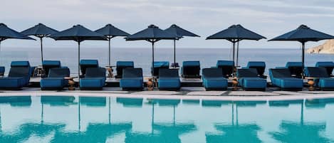 Sæsonbestemt udendørs pool, åben fra kl. 11.00 til kl. 19.00, parasoller