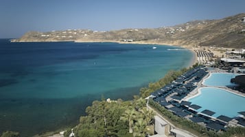 Sezonluk açık havuz, 11 ve 19 saatleri arasında açık, havuz şemsiyeleri