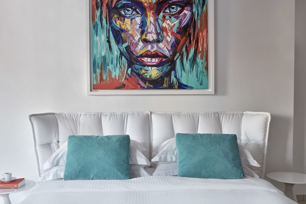Luxe beddengoed, pillowtop-bedden, een minibar, een kluis op de kamer