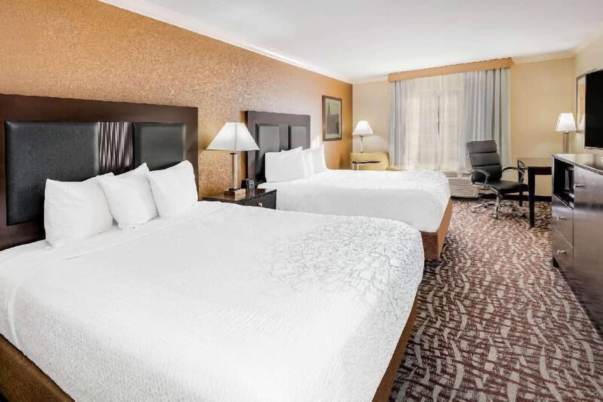 Schreibtisch, Verdunkelungsvorhänge, Bügeleisen/Bügelbrett