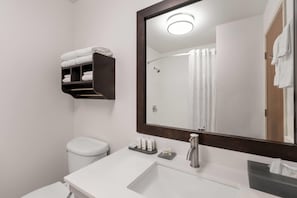Room, 1 Queen Bed, Non Smoking | Bathroom | Free toiletries, hair dryer, towels