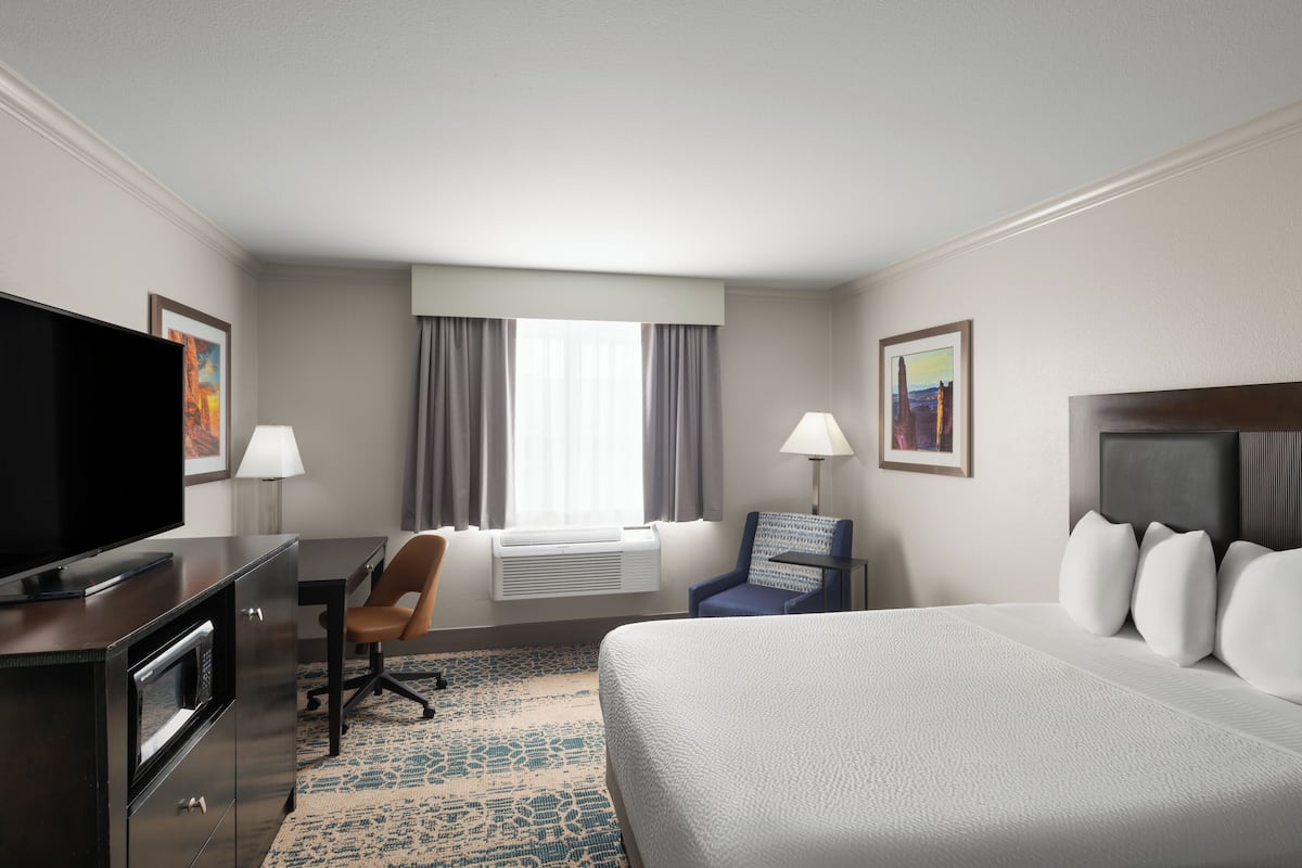 Room, 1 Queen Bed, Non Smoking | Desk, blackout curtains, iron/ironing board, free cots/infant beds