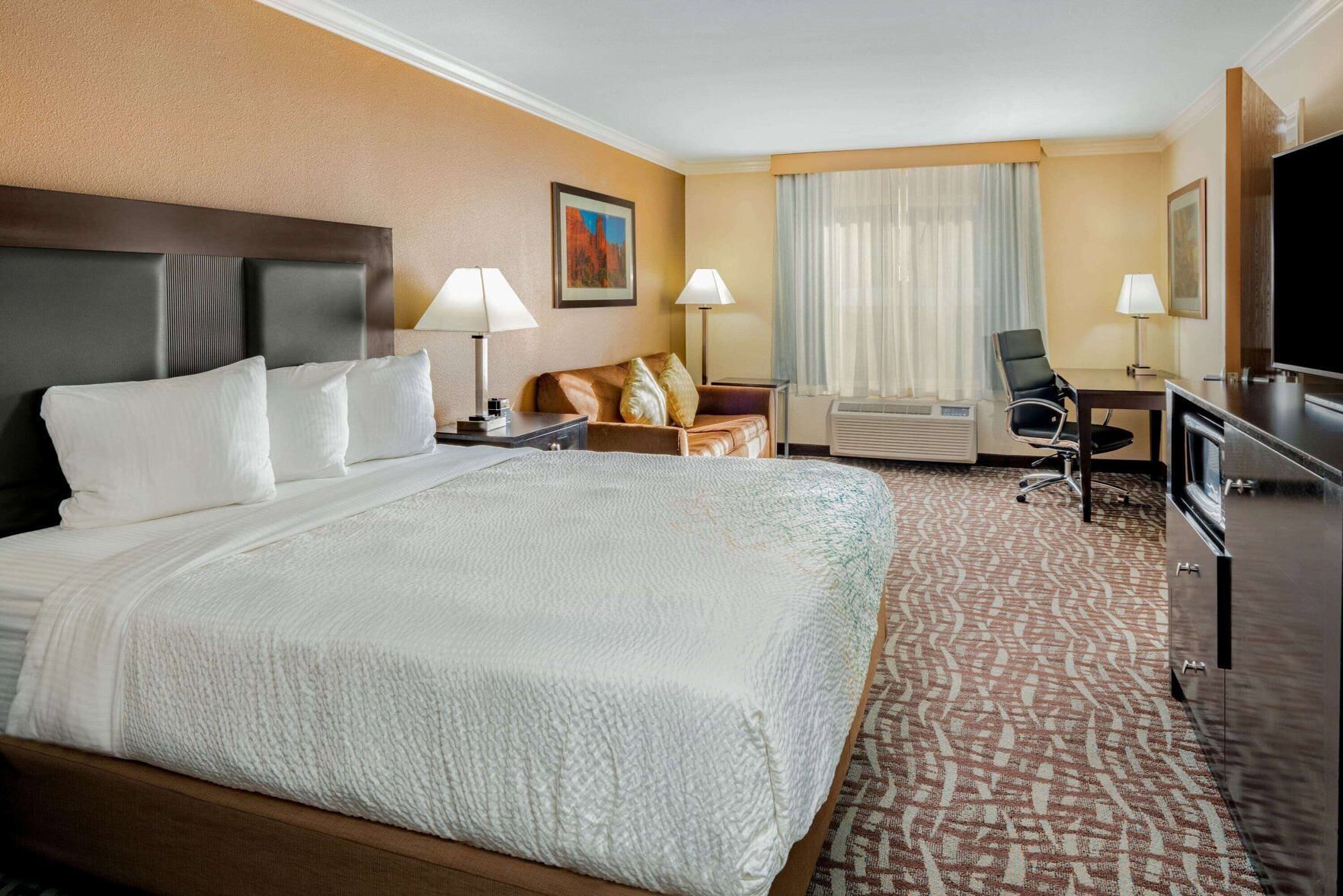 Schreibtisch, Verdunkelungsvorhänge, Bügeleisen/Bügelbrett