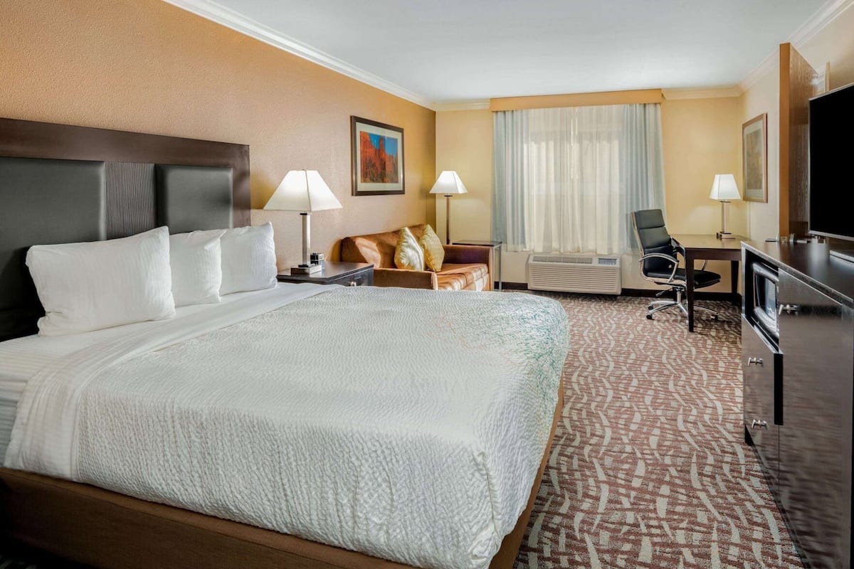 Schreibtisch, Verdunkelungsvorhänge, Bügeleisen/Bügelbrett