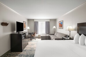 Escritorio, cortinas opacas, tabla de planchar con plancha