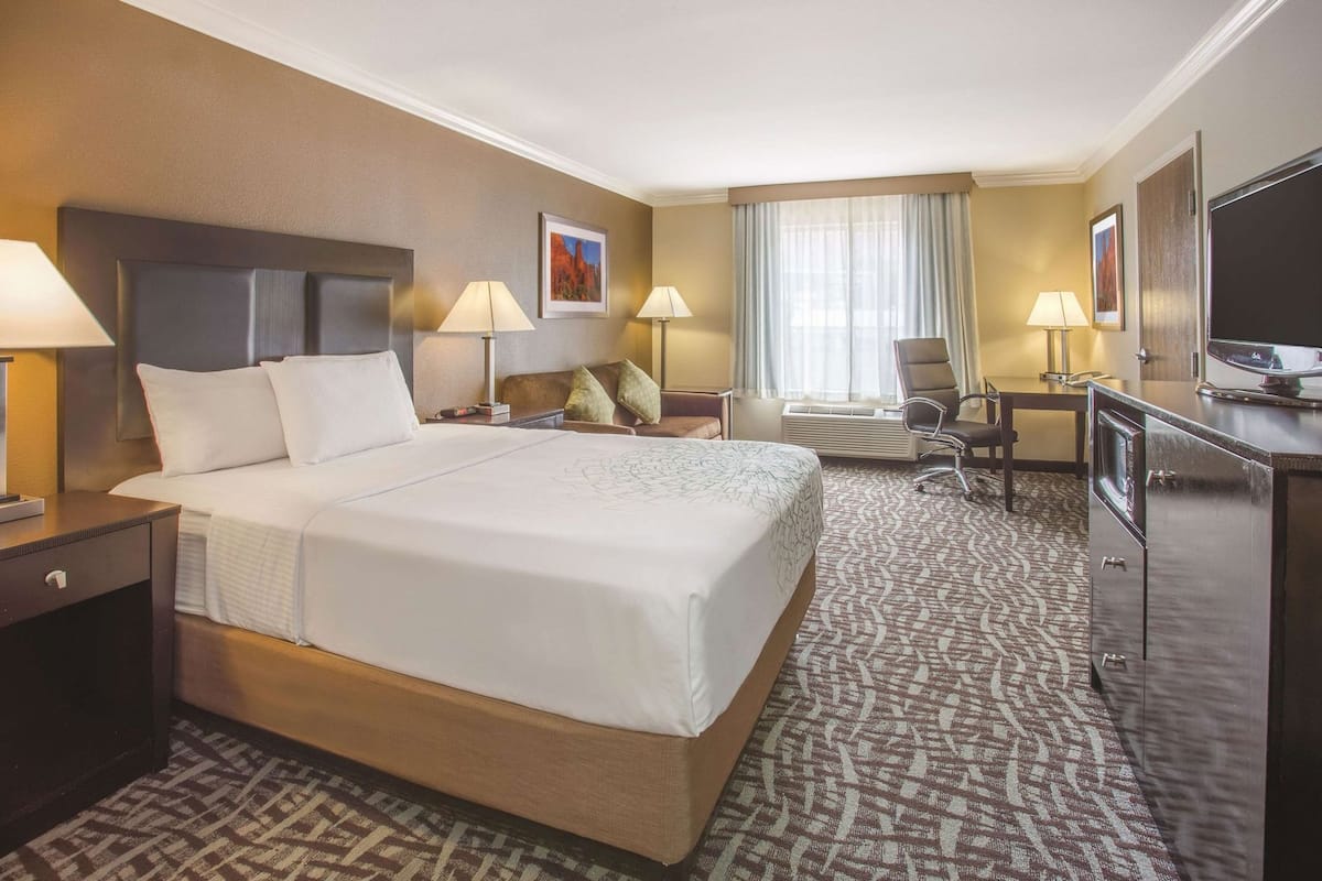 Schreibtisch, Verdunkelungsvorhänge, Bügeleisen/Bügelbrett