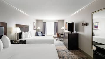 Escritorio, cortinas blackout y tabla de planchar con plancha