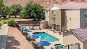 Un hôtel doté d’une piscine, d’un espace extérieur aménagé et offrant une vue sur les montagnes.