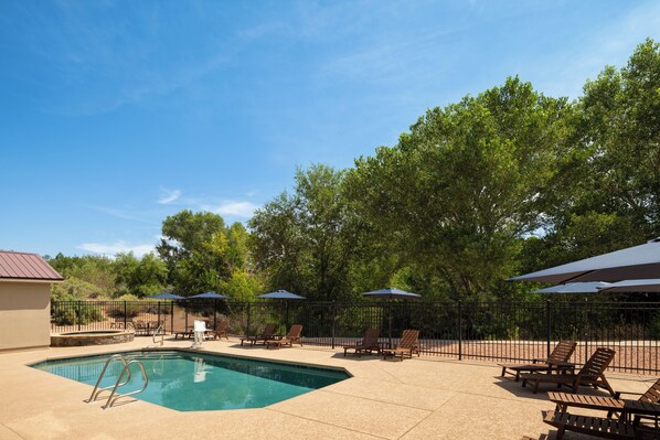Outdoor pool, open 9:00 AM to 10:00 PM, pool umbrellas, sun loungers - La Quinta Inn & Suites by Wyndham Moab (Moab)