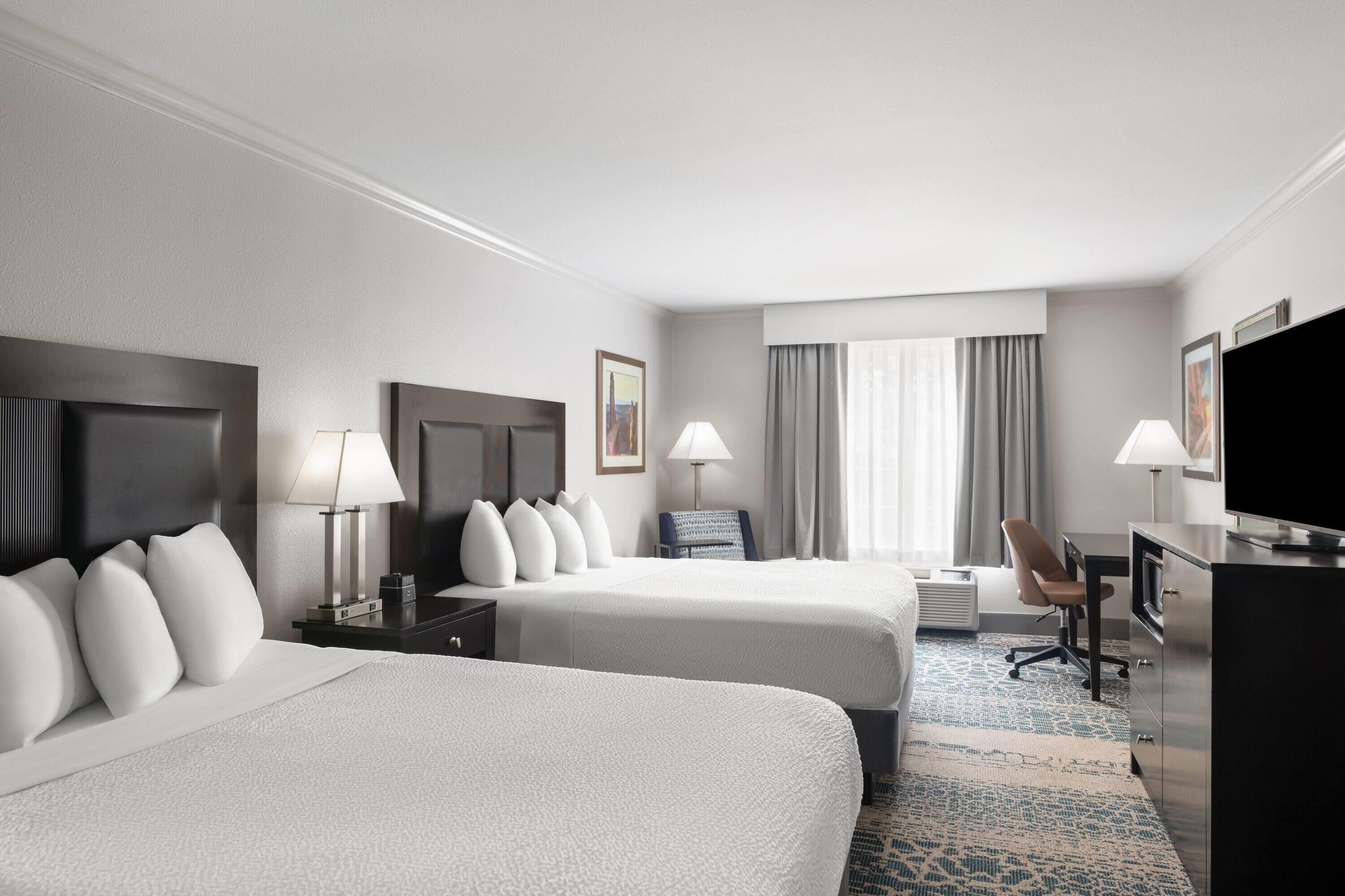 Habitación, 2 camas Queen size, con acceso para personas discapacitadas (Mobility Accessible) | Escritorio, cortinas blackout y tabla de planchar con plancha 