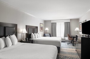  客房, 2 張加大雙人床, 無障礙, 非吸煙房 (Mobility Accessible) | 書桌、遮光布/窗簾、熨斗/熨衣板、免費搖籃/嬰兒床