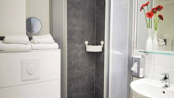 Standard-Doppelzimmer (Queensize Bed 140cm) | Badezimmer | Dusche, kostenlose Toilettenartikel, Haartrockner, Handtücher