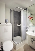 Standard-herbergi með tvíbreiðu rúmi (Queensize Bed 140cm) | Baðherbergi | Sturta, snyrtivörur án endurgjalds, hárblásari, handklæði
