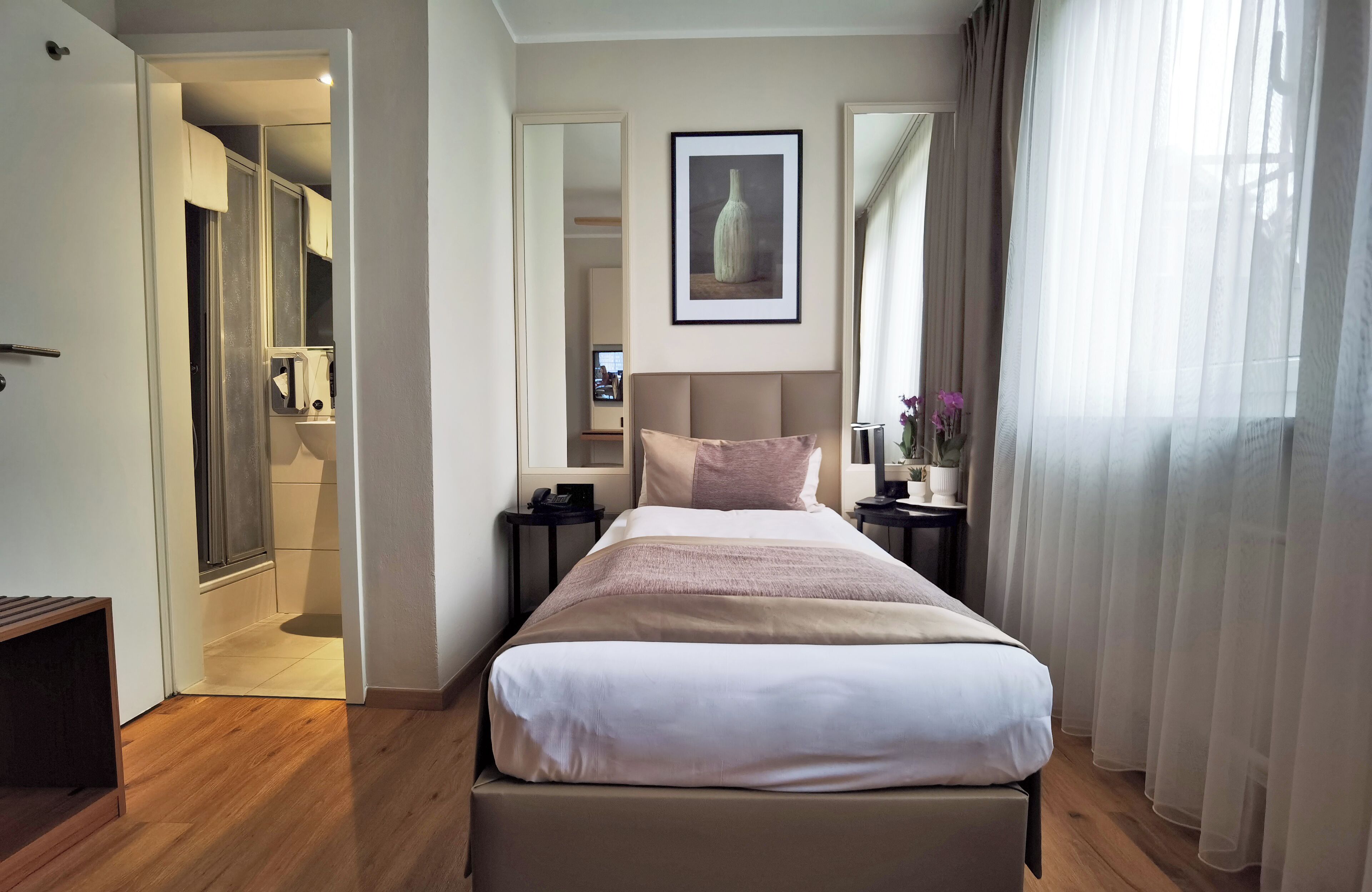Habitación individual estándar | Ropa de cama hipoalergénica, minibar, caja fuerte y escritorio