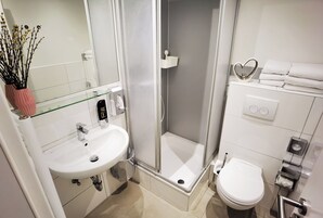 Quarto triplo standard | Banheiro | Chuveiro, produtos de toalete grátis, secador de cabelo 