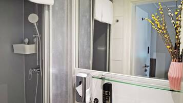 Standard Single Room | Bathroom | Shower, free toiletries, hair dryer, towels