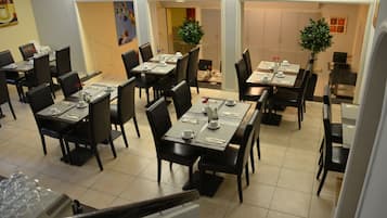 Café da manhã com buffet grátis todos os dias