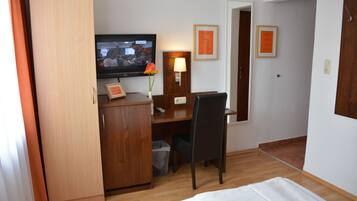 Habitación individual estándar | Ropa de cama hipoalergénica y minibar