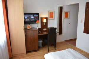 Quarto solteiro standard | Roupas de cama antialérgicas, frigobar, cofres nos quartos, escrivaninha