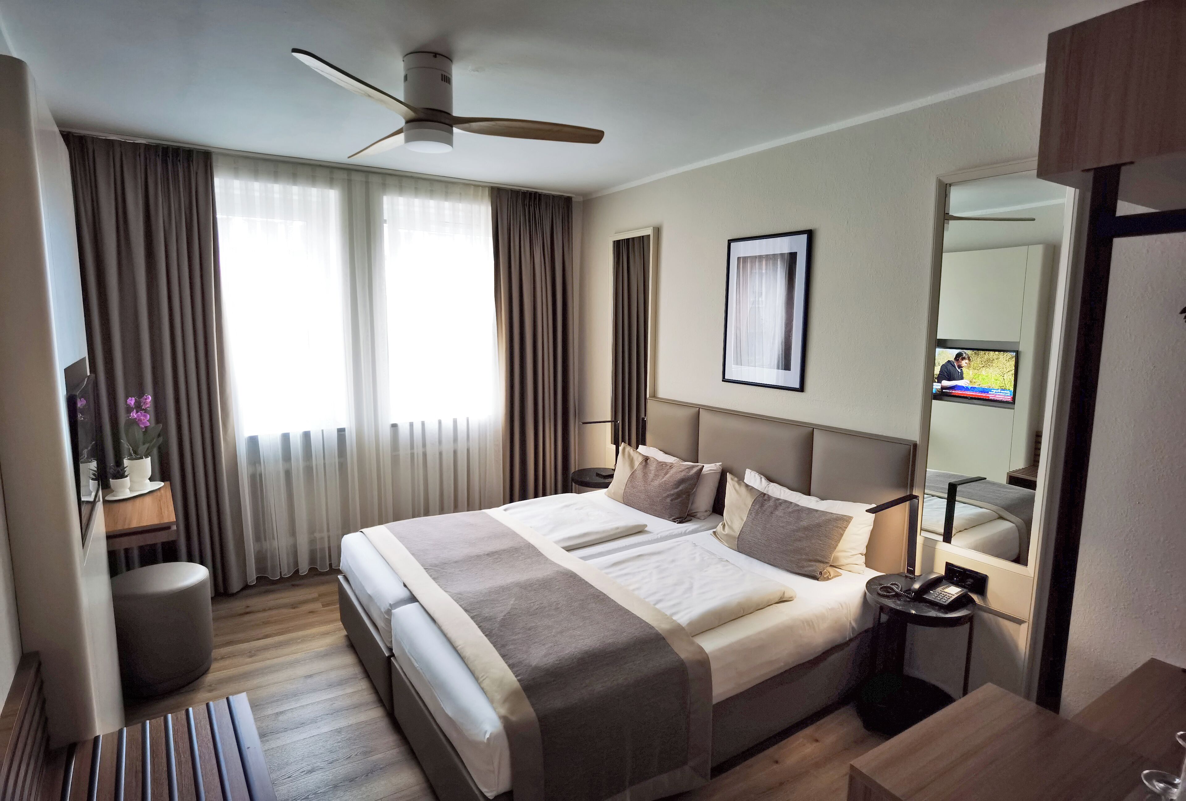 Habitación estándar con 1 cama doble o 2 individuales | Ropa de cama hipoalergénica, minibar, caja fuerte y escritorio