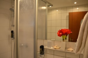 Habitación doble estándar (Queensize Bed 140cm) | Baño | Regadera, amenidades de baño gratuitas, secadora de cabello, toallas