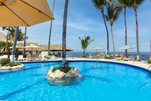 2 outdoor pools, sun loungers