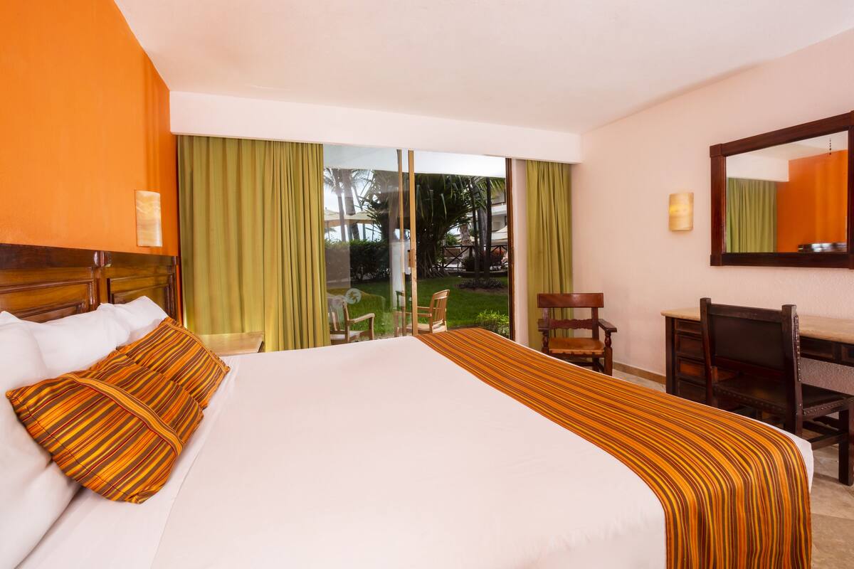Standar Room King Bed, Terrace | ตู้นิรภัยในห้องพัก, โต๊ะทำงาน, Wi-Fi ฟรี, นาฬิกาปลุก